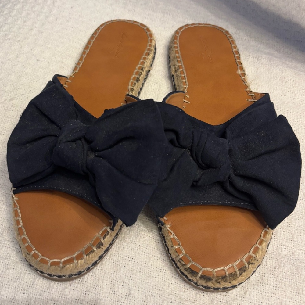 Cute and Causal navy sandals.